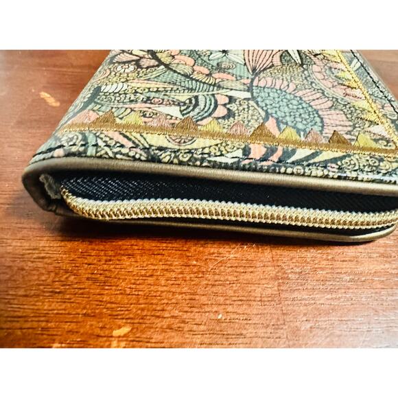 SAKROOTS Multicolored Artist Design Florals Gold Embossed Traingles Wallet - Picture 3 of 10